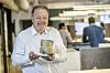 Trofeet som skal deles ut til vinneren av Norwegian Technologu Award 2024. Teknologiredaktør Jan M. Moberg i Teknisk Ukeblad er med i juryen. Foto: Arash A. Nejad
