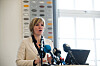 Konkurransedirektør Christine B. Meyer under pressekonferansen i asfaltsaken 17. oktober der hun kunngjør at Veidekke vil slippe å betale et gebyr på 270 millioner kroner mens NCC må betale et gebyr på 165 millioner.