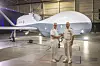 Kommandør Josh Guerre (t.h), sammen med kontreadmiral Stephen Tedford under avdukingen av Australias første MQ-4C Triton i Palmdale, California i 2022. Foto: US Navy