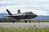 F-35A Lightning II fra USAFs 355th Fighter Squadron taxer på rullebanen til Eielson Air Force Base, Alaska i august 2024.
