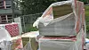 Isloasjonsmateriale som er lagret utendørs uten skikkelig tildekking. De er søkkvåte, og ubrukelige. Opak ser rett som det er at slikt likevel blir brukt.