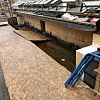 En overgang mellom flatt- og saltak som har stått uferdig uten avløp. Opak finner slikt rett som det er. Noen ganger benyttes provisorisk avløp, her er det ingenting og fuktskadene blir omfattende og kostbare. Foto: OPAK