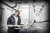 I snølaboratoriet ved NTNU skal Johana Fialova teste friksjon mellom fluorfrie ski og snø. Det skal skje i tribometeret til høyre. Riggen er en friksjonsmåler med et nær 9 meter langt spor der en vogn kan akselerere opp til 10 meter i sekundet. Testene filmes med et kamera som tar 2000 bilder i sekundet. Foto: Sølvi W. Normannsen, Gemini.no