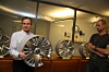 HÅPER FORTSATT: Hybridfelgens 'far' Einar Aasen (t.v.) håper fortsatt at den patenterte felgen kan produseres i Høyanger. Her sammen med Sindre Fossum i Fundo Wheels.