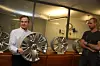 HÅPER FORTSATT: Hybridfelgens 'far' Einar Aasen (t.v.) håper fortsatt at den patenterte felgen kan produseres i Høyanger. Her sammen med Sindre Fossum i Fundo Wheels.