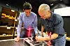 Forskning og utvikling er et av Tomras viktigste satsingsfelt for å ligge i front i verdensmarkedet. Her studerer ingeniørene Marco Schade (t.v.) og Ronald Sivertsen elektronikk som skal brukes i en av Tomras mange maskiner.