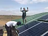 En av de 50 frivillige som har reist ut på oppdrag for Ingeniører uten grenser er Oda Grifftun. Her hjelper hun til å legge solpaneler på et tak i i Zimbabwe. Foto: Ingeniører uten grenser