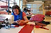 - IKKE MULIG: Sømoperatør Gerd Skjortnes har jobbet i Ekornes i 16 år. Hun tror heller ikke det er mulig å automatisere sømproduksjonen, og er derfor ikke redd for å bli utkonkurrert av nye maskiner.