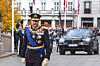 Kong Haakon på vei inn til Stortinget før åpningen i fjor.