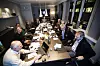 Løst og ledig: Det er god stemning når stemmene er avgitt og resultatene tastes inn for å finberegne resultatet. Fra venstre: Tore Stensvold (TU), Liv Kari Hansteen (RIF), Maiken Ree (TU), Gro Brækken (Norsk olje og gass), Paul Chaffey (Abelia), Torbjørn Digernes (NTNU), Jan M. Moberg (TU, delvis skjult), Oluf Ulseth (Energi Norge), Arne Solli (BNL), Ernst H. Kristensen (Sintef), Finn Langeland (Industri Norge) og Tormod Haugstad (TU).