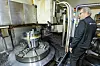 Pensjonist og CNC-maskinoperatør Sverre Larsen tilkalles når TP-Producst har spesielle produkter som skal maskineres. Foto: Arash A. Nejad