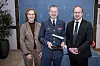 Gro Jære, direktør i Forsvarsmateriell, Per Pugholm Olsen, sjef for Forsvarsministeriets Materiel- og Indkøbsstyrelse og Øyvind Kolset, direktør for missilsystemer hos Kongsberg Defence & Aerospace under avtaleinngåelsen av salg om NSM-missiler til Danmark. Foto: Thomas Bjørnflaten