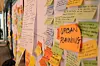 I det vi går inn i det store rommet hvor deltakerne har tilbrakt mye av den siste uken, kan det minne om klasserommet på en reklameskole. Veggene er stappfulle av post-it-lapper, flipboards, og tegninger.