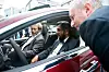 Imponert: Både miljøvernminister Bård Vegar Solhjell (t.h.) og lederen av FNs klimapanel, Rajendra Pachauri, lot seg imponere av Frederic Hauges Tesla Model S. Foto: Anders Martinsen