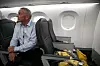 Tidligere flygesjef Tore Hansen i kabinen på Widerøes første embraerfly. Foto: Per Erlien Dalløkken