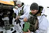 Norske tropper spiser av sine feltrasjoner under øvelsen Cold Response i 2010. Øvelsen samlet 9000 militært personell fra 14 land.