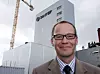 OLJE OG CO2: Jon Harald Kaspersen er mannen som skal lede Flerfaselaboratoriet inn i neste forskningsfase, som blir mer tverrfaglig. I bakgrunnen høybygget med det nye forskningslaboratoriet for CO2-fangst.