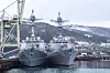 De amerikanske missiljagerne USS Thomas Hudner (DDG 116) og USS Bulkeley (DDG 84), begge i Arleigh Burke-klassen, ved havnen i Narvik like før Formidable Shield 2025-øvelsen startet. Foto: U.S. Naval Forces Europe and Africa / U.S. Sixth Fleet