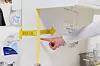 Innenfor den urene siden på luftsmitteisolatene, gjelder strenge regler for besøkende.