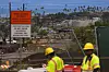 Arbeidet med å rydde opp etter brannen som la Lahaina på Hawaii i aske, fortsetter et år etter brannen.