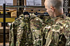 I slutten av juni fikk 30 soldater i Haderslev utlevert de splitter nye NCU-uniformene. Det danske forsvaret deler med det uniformssystem med sine nordiske naboer – men i den danske versjonen er det installert en liten brikke som potensielt kan sette soldatenes liv i fare.