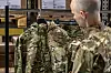 I slutten av juni fikk 30 soldater i Haderslev utlevert de splitter nye NCU-uniformene. Det danske forsvaret deler med det uniformssystem med sine nordiske naboer – men i den danske versjonen er det installert en liten brikke som potensielt kan sette soldatenes liv i fare.