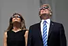 Donald Trump har flere ganger uttalt seg negativt om støttepakken til grønn industri, men norske Norsun trot at han vil skåne solindustrien. Her ser Donalt og Melania Trump på en solformørkelse fra balkongen på Det hvite hus.