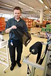 PRODUSERT AV AMATEC: Tor Ronny Gjelstenli viser fram et ferdig sydd undertrekk - produsert av sømmaskinen. Gjelstenli er servicetekniker, og kommer fra bedriften Amatec som har produsert maskinen.