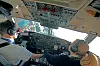 Slik ser cockpiten ut i Widerøes Dash 8-fly i dag. På bildet ser vi kaptein Dag Sølberg og kaptein Vibeke Wessel (styrmann på denne turen) under en tur for noen år tilbake. Foto: Per Erlien Dalløkken
