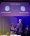 Etter at den sedvanlige signeringen på papir var gjennomført, ble kontrakten med Siemens også signert digital med fingeravtrykk av sjef for Bane NOR, Gorm Frimannslund og sjef for Siemens Norge, Anne Marit Panegnstuen, mens samferdelseministeren overvåket det hele. Foto: ORV