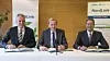 Begge parter smilte da avtalen om NordLink ble skrevet under i 2015. Fem år etter er kabelen snart ferdig, men partene er ikke enige om hvor mye kraft som skal gå på den. Fra v: Auke Lont (Statnett), Mel Kroon (TenneT) og Markus Scheer (KfW). Bilde: Statnett