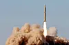 Et iransk mellomdistanse ballistisk missil av typen Sejil testskytes i november 2008. Landet har lang erfaring med å utvikle ballistiske missiler, som potensielt kan levere atomvåpen.