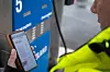 Ingeniør som bruker digitalt grensesnitt for å overvåke tank via Soolo IoT-sensor. Foto: Soolo