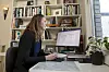 Anja Røyne foreleser i forskningsformidling mens hun skriver bøker. Hun har skrevet lærebok i fysikk i Enkelt forklart-serien til Universitetsforlaget. Nå holder hun på med en bok i samme serie om klima. – Jeg har planer om å skrive en populærvitenskapelig bok til også, men det er litt for tidlig å snakke om. Foto: Sverre Chr. Jarild