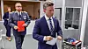 Svenske og estiske myndigheter tror skadene på datakabelen som går mellom landene, skyldes ytre påvirkning, sier Sveriges forsvarsminister Pål Jonson (foran).
