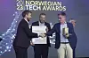 Næringsminister Jan Christian Vestre delte ut prisen Norwegian Tech Award til Erik Holmen og Øystein Lintvedt fra Kongsberg Defence and Aerospace, som fikk prisen for luftvernsystemet Nasams. Foto: Magnus A. Ross