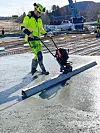Milwaukees betongavrettere kan bruke samme batterier som glattemaskinene. Foto: Milwaukee
