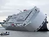Fast: Bildet av Höegh Osaka på Bramble Bank onsdag ble tatt før tidevannet og Svitzer fikk skipet flott og tauet til Spitbank, tre kilometer lenger øst.