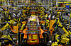 Robotiske armer sveiser chassis ved Ford Claycomo Assembly Plant i Claycomo, Missouri i USA.