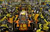 Robotiske armer sveiser chassis ved Ford Claycomo Assembly Plant i Claycomo, Missouri i USA.