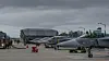 Svenske Jas 39 Gripen-fly står oppstilt etter ankomst ved flyplassen i Malbork, Polen.