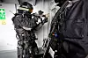 Politiets beredskapstropp, bevæpnet med MP5, trener på ombordstigning på KV «Barentshav» i 2013. Foto: Peder Torp Mathisen / Forsvaret