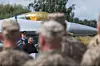 Her holder den ukrainske presidenten Volodymyr Zelenskyj tale foran et dansk-donert F-16 kampfly, som nå er operasjonelt over Ukraina.