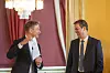 Energiminister Terje Aasland (Ap) og Peter van der Poel, administrerende direktør i Ingka Group, viser frem den nylig signerte kontrakten om utbyggingen av havvindområdet Sørlige Nordsjø II. Foto: Heiko Junge