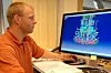 SENTERSEKSJON: Tom Jacobsen arbeider med senterseksjonen i Catia. I denne legges alle rørføringer til oljelagere og ballastpumper. Seksjonen produseres i Grimstad.