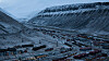 Longyearbyen med Sukkertoppen til venstre. Store snømengder raste ned fra fjellet i desember 2015, og knuste ti hus i området midt på bildet. Nede til venstre bygges nye, skredsikre boliger.