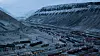 Longyearbyen med Sukkertoppen til venstre. Store snømengder raste ned fra fjellet i desember 2015, og knuste ti hus i området midt på bildet. Nede til venstre bygges nye, skredsikre boliger.