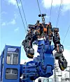 Roboten er både stor og ruvende, og ser ut som et muskuløst menneske. Foto: West Japan Railway