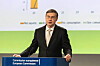 EUs økonomikommissær Valdis Dombrovskis advarer om at en langvarig krise i Midtøsten kan gjøre vondt verre for Europa.