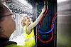 Digitaliseringsminister Karianne Tung i en het omfavnelse av Bulk Oslo IX datasenter.